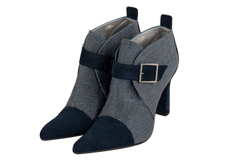 Boots élégantes et raffinées avec des boucles à l'avant, coloris bleu marine. Bout effilé. Talon très haut trotteur. Personnalisation : Choix des cuirs, des couleurs et des talons. Cou-de-pied sur mesure. - Florence KOOIJMAN