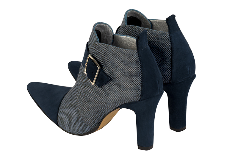 Boots élégantes et raffinées avec des boucles à l'avant, coloris bleu marine. Bout effilé. Talon très haut trotteur. Personnalisation : Choix des cuirs, des couleurs et des talons. Cou-de-pied sur mesure. - Florence KOOIJMAN