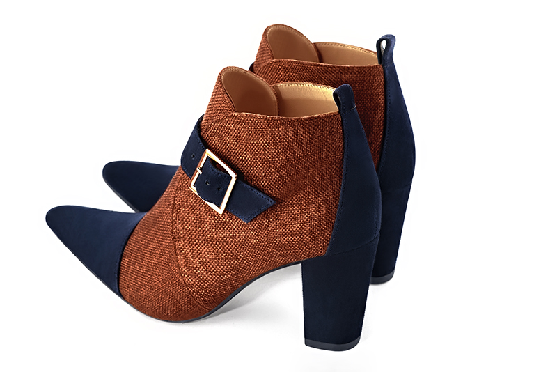 Bottines élégantes et raffinées avec des boucles à l'avant, coloris bleu nuit et orange corail. Bout effilé. Haut. Talon bottier. Personnalisation : Choix des cuirs, des couleurs et des talons. Cou-de-pied sur mesure. - Florence KOOIJMAN