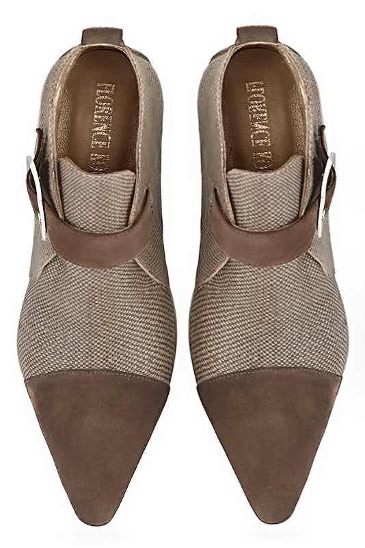 Bottines femme boucles à l'avant marron chocolat et beige sahara. Bout effilé. Talon trotteur de 8 cm - Vue du dessus