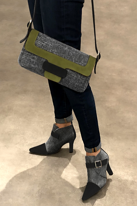 Bottines élégantes et raffinées avec des boucles à l'avant, coloris noir mat. Bout effilé. Très haut. Talon trotteur. Personnalisation : Choix des cuirs, des couleurs et des talons. Cou-de-pied sur mesure. - Florence KOOIJMAN