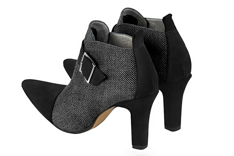 Bottines élégantes et raffinées avec des boucles à l'avant, coloris noir mat. Bout effilé. Très haut. Talon trotteur. Personnalisation : Choix des cuirs, des couleurs et des talons. Cou-de-pied sur mesure. - Florence KOOIJMAN