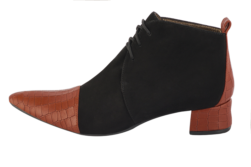 Bottines élégantes et raffinées avec des lacets à l'avant, coloris orange corail et noir mat. Bout effilé. Mi-haut. Talon évasé. Personnalisation : Choix des cuirs, des couleurs et des talons. Cou-de-pied sur mesure. - Florence KOOIJMAN