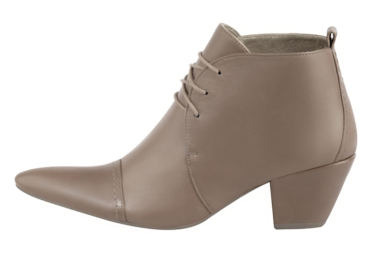 Bottines élégantes et raffinées avec des lacets à l'avant, coloris beige mastic. Bout effilé. Mi-haut à haut. Talon conique. Personnalisation : Choix des cuirs, des couleurs et des talons. Cou-de-pied sur mesure. - Florence KOOIJMAN