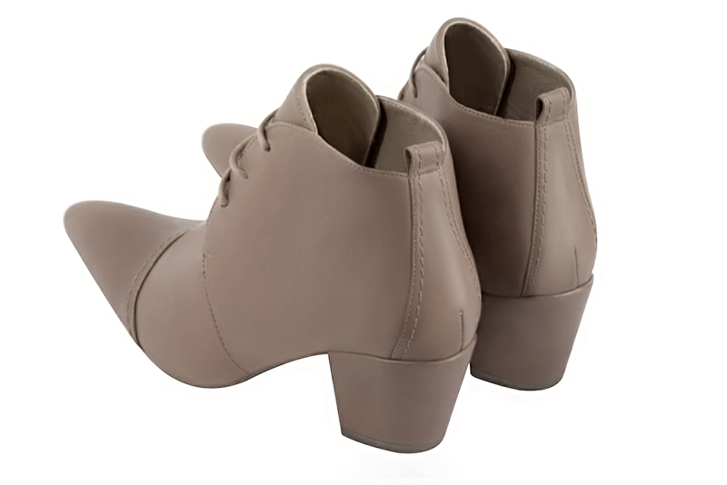 Bottines élégantes et raffinées avec des lacets à l'avant, coloris beige mastic. Bout effilé. Mi-haut à haut. Talon conique. Personnalisation : Choix des cuirs, des couleurs et des talons. Cou-de-pied sur mesure. - Florence KOOIJMAN
