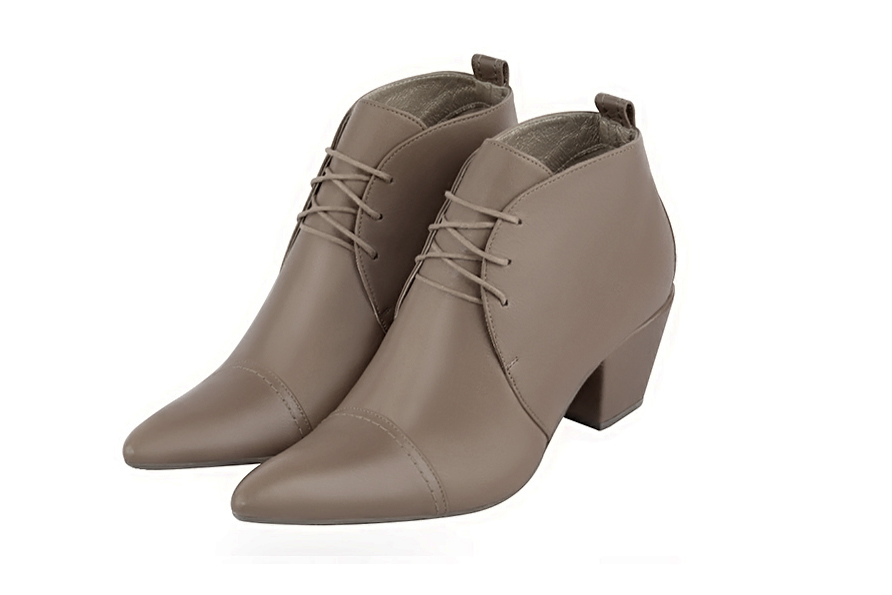 Bottines élégantes et raffinées avec des lacets à l'avant, coloris beige mastic. Bout effilé. Mi-haut à haut. Talon conique. Personnalisation : Choix des cuirs, des couleurs et des talons. Cou-de-pied sur mesure. - Florence KOOIJMAN