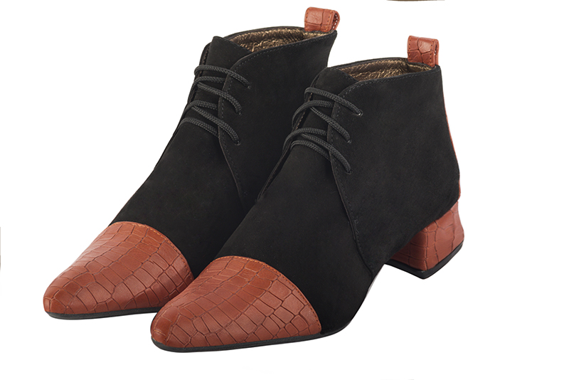 Bottines élégantes et raffinées avec des lacets à l'avant, coloris orange corail et noir mat. Bout effilé. Mi-haut. Talon évasé. Personnalisation : Choix des cuirs, des couleurs et des talons. Cou-de-pied sur mesure. - Florence KOOIJMAN