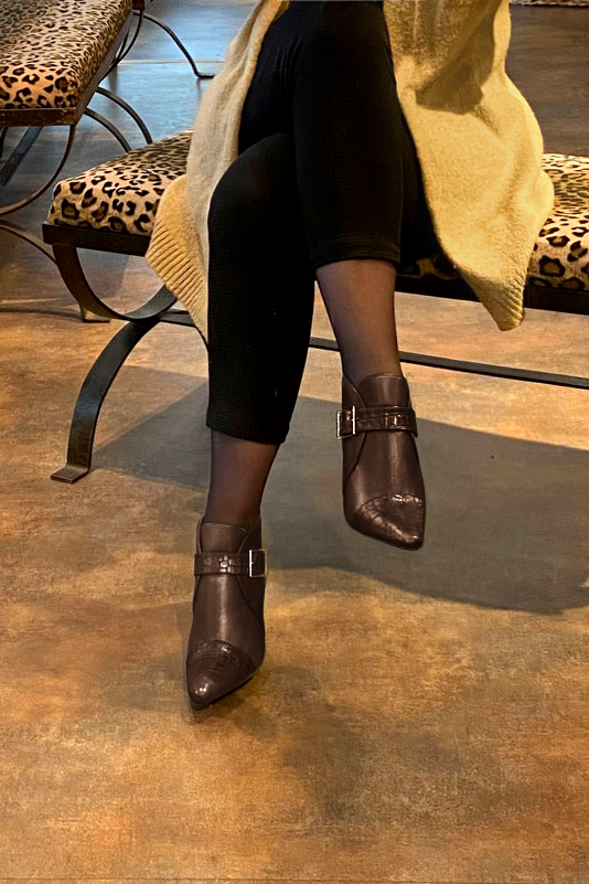 Boots femme : Boots avec des boucles à l'avant couleur marron ébène. Bout effilé. Talon très haut trotteur. Vue porté - Florence KOOIJMAN