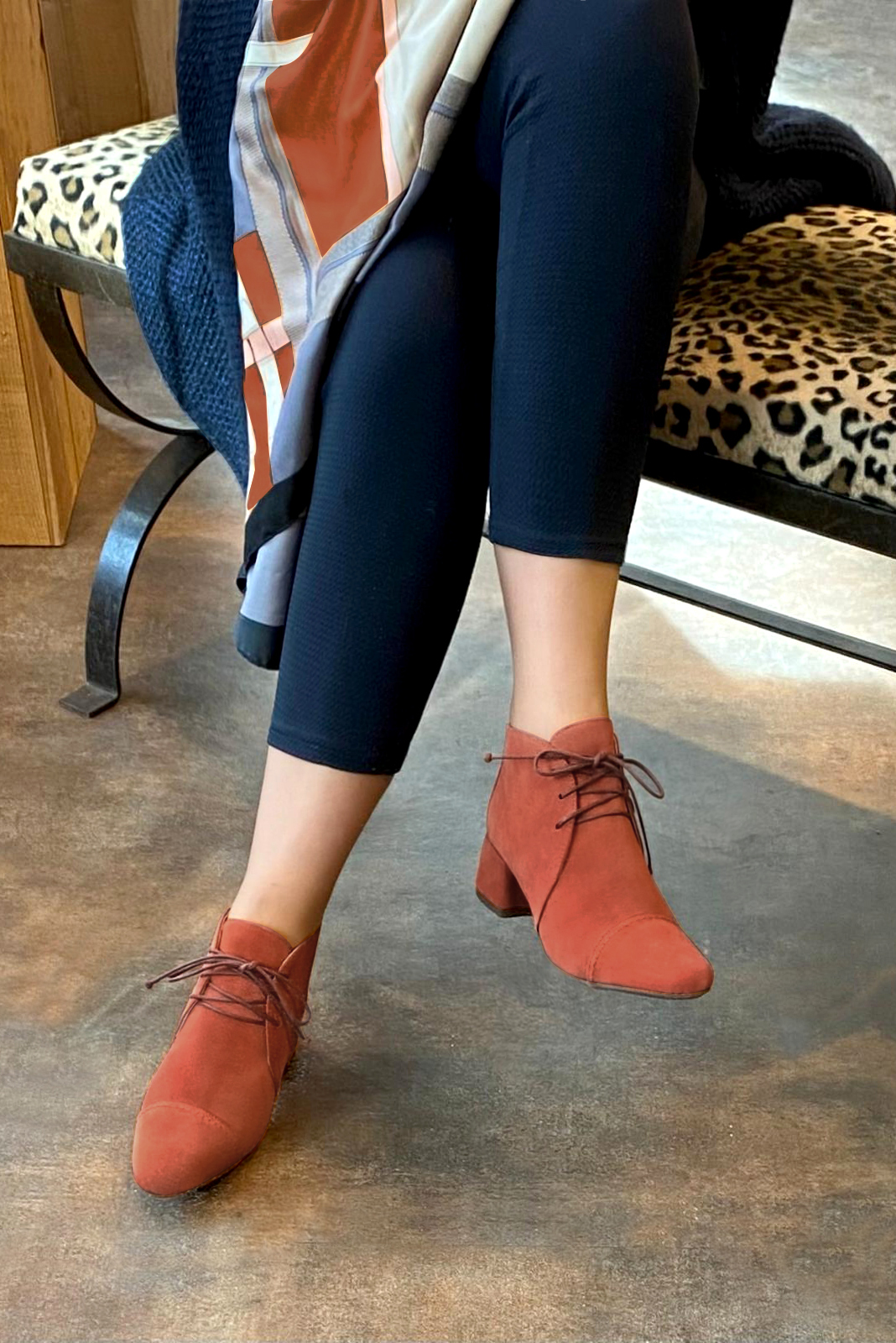 Bottines élégantes et raffinées avec des lacets à l'avant, coloris orange corail. Bout rond. Mi-haut. Talon évasé. Personnalisation : Choix des cuirs, des couleurs et des talons. Cou-de-pied sur mesure. - Florence KOOIJMAN