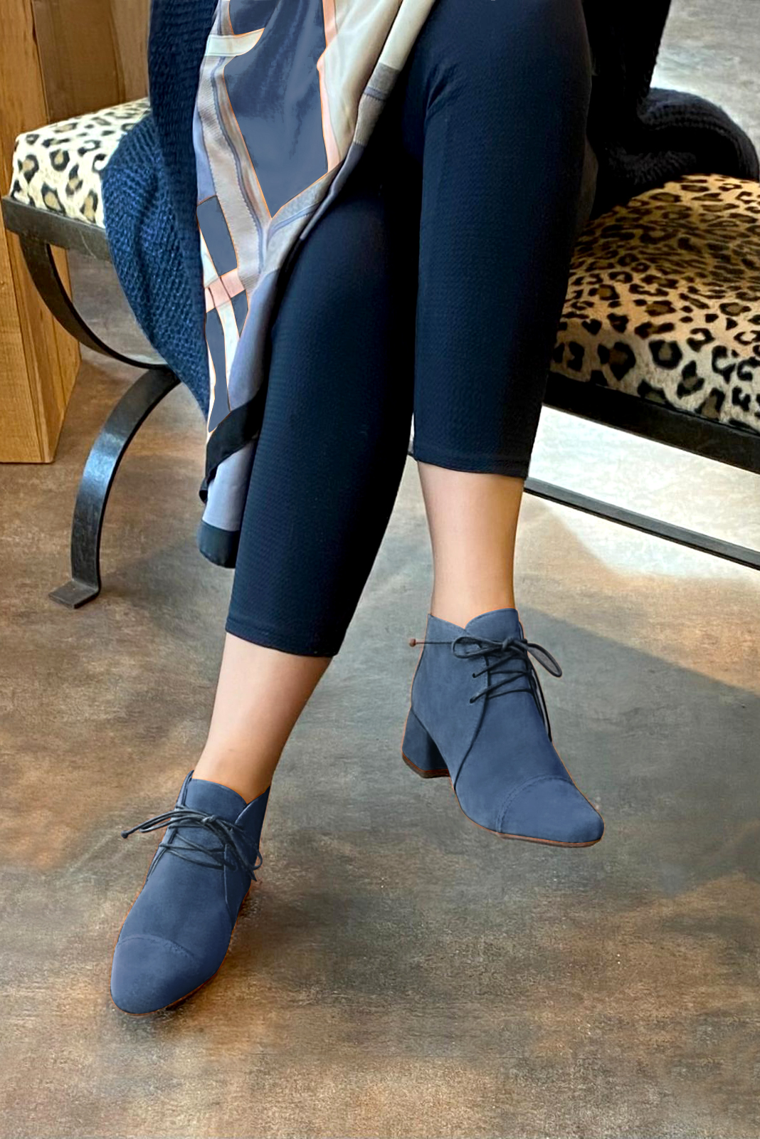 Boots femme : Bottines lacets à l'avant couleur bleu denim. Bout rond. Petit talon évasé. Vue porté - Florence KOOIJMAN