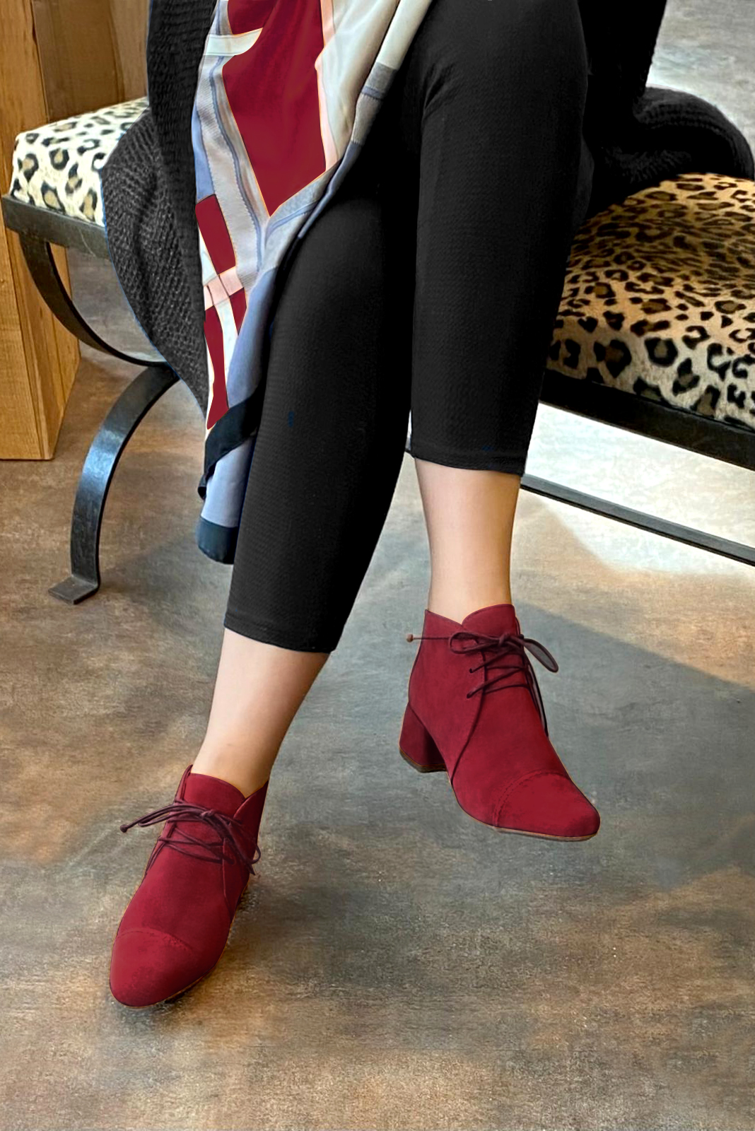 Boots femme : Bottines lacets à l'avant couleur rouge bordeaux. Bout rond. Petit talon évasé. Vue porté - Florence KOOIJMAN