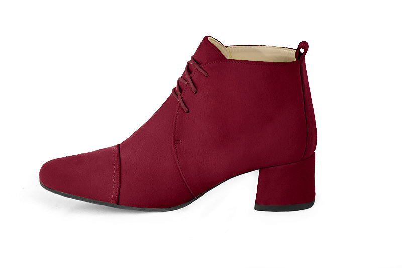 Bottines élégantes et raffinées avec des lacets à l'avant, coloris rouge bordeaux. Bout rond. Mi-haut. Talon évasé. Personnalisation : Choix des cuirs, des couleurs et des talons. Cou-de-pied sur mesure. - Florence KOOIJMAN