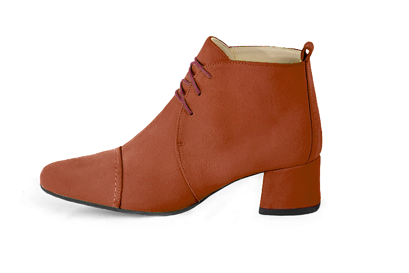 Bottines élégantes et raffinées avec des lacets à l'avant, coloris orange corail. Bout rond. Mi-haut. Talon évasé. Personnalisation : Choix des cuirs, des couleurs et des talons. Cou-de-pied sur mesure. - Florence KOOIJMAN