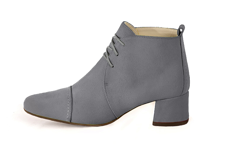 Bottines élégantes et raffinées avec des lacets à l'avant, coloris gris tourterelle. Bout rond. Mi-haut. Talon évasé. Personnalisation : Choix des cuirs, des couleurs et des talons. Cou-de-pied sur mesure. - Florence KOOIJMAN
