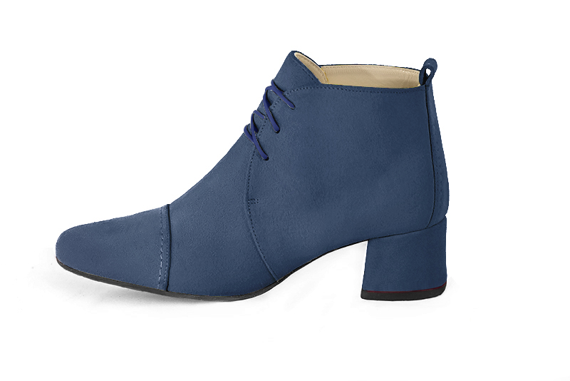 Bottines élégantes et raffinées avec des lacets à l'avant, coloris bleu denim. Bout rond. Mi-haut. Talon évasé. Personnalisation : Choix des cuirs, des couleurs et des talons. Cou-de-pied sur mesure. - Florence KOOIJMAN