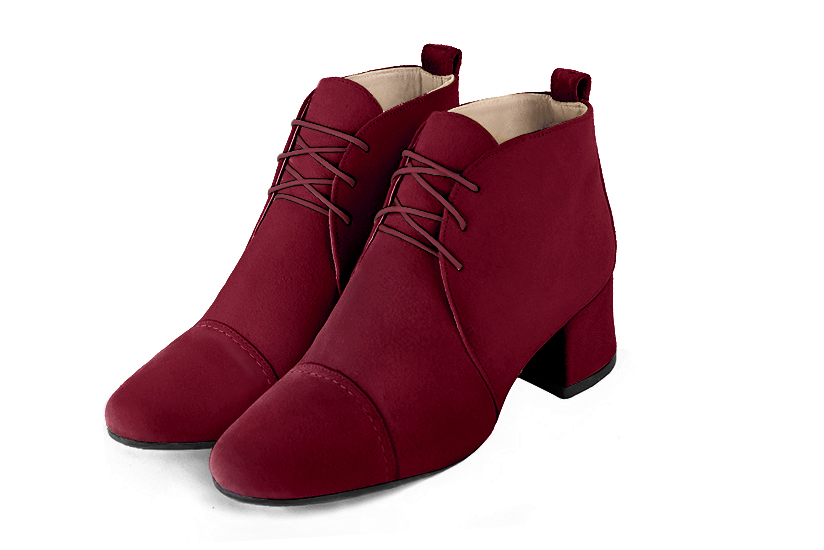 Bottines élégantes et raffinées avec des lacets à l'avant, coloris rouge bordeaux. Bout rond. Mi-haut. Talon évasé. Personnalisation : Choix des cuirs, des couleurs et des talons. Cou-de-pied sur mesure. - Florence KOOIJMAN
