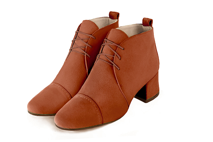 Bottines élégantes et raffinées avec des lacets à l'avant, coloris orange corail. Bout rond. Mi-haut. Talon évasé. Personnalisation : Choix des cuirs, des couleurs et des talons. Cou-de-pied sur mesure. - Florence KOOIJMAN