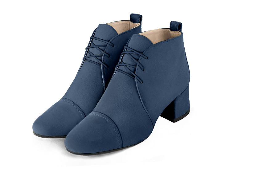 Bottines élégantes et raffinées avec des lacets à l'avant, coloris bleu denim. Bout rond. Mi-haut. Talon évasé. Personnalisation : Choix des cuirs, des couleurs et des talons. Cou-de-pied sur mesure. - Florence KOOIJMAN
