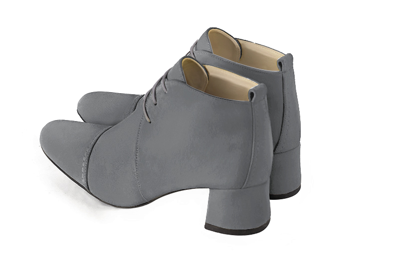 Boots femme : Bottines lacets à l'avant couleur gris tourterelle. Bout rond. Petit talon évasé. Vue arrière - Florence KOOIJMAN