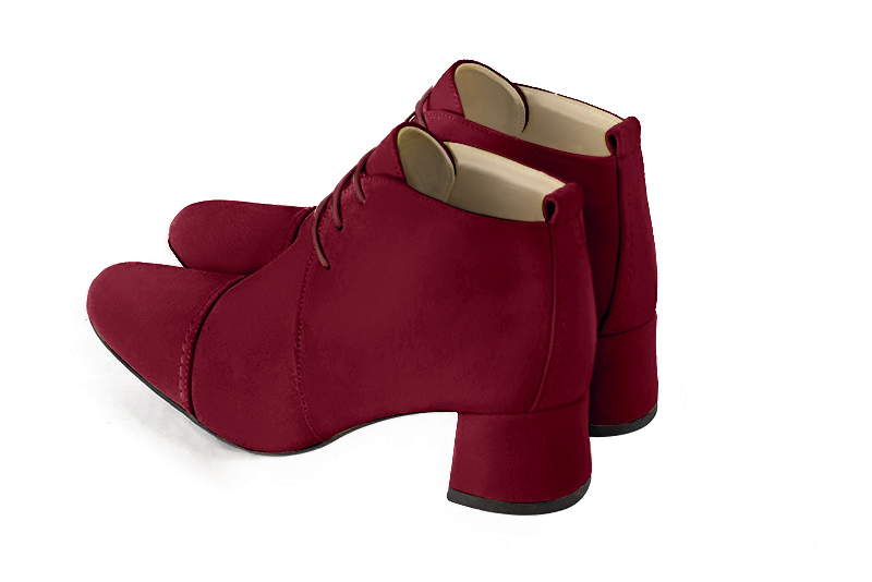 Bottines élégantes et raffinées avec des lacets à l'avant, coloris rouge bordeaux. Bout rond. Mi-haut. Talon évasé. Personnalisation : Choix des cuirs, des couleurs et des talons. Cou-de-pied sur mesure. - Florence KOOIJMAN