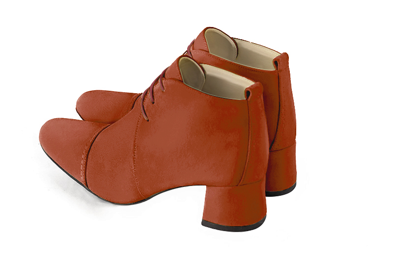 Boots femme : Bottines lacets à l'avant couleur orange corail. Bout rond. Petit talon évasé. Vue arrière - Florence KOOIJMAN