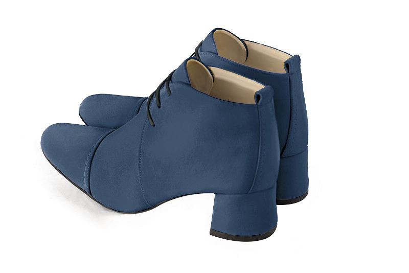 Bottines élégantes et raffinées avec des lacets à l'avant, coloris bleu denim. Bout rond. Mi-haut. Talon évasé. Personnalisation : Choix des cuirs, des couleurs et des talons. Cou-de-pied sur mesure. - Florence KOOIJMAN