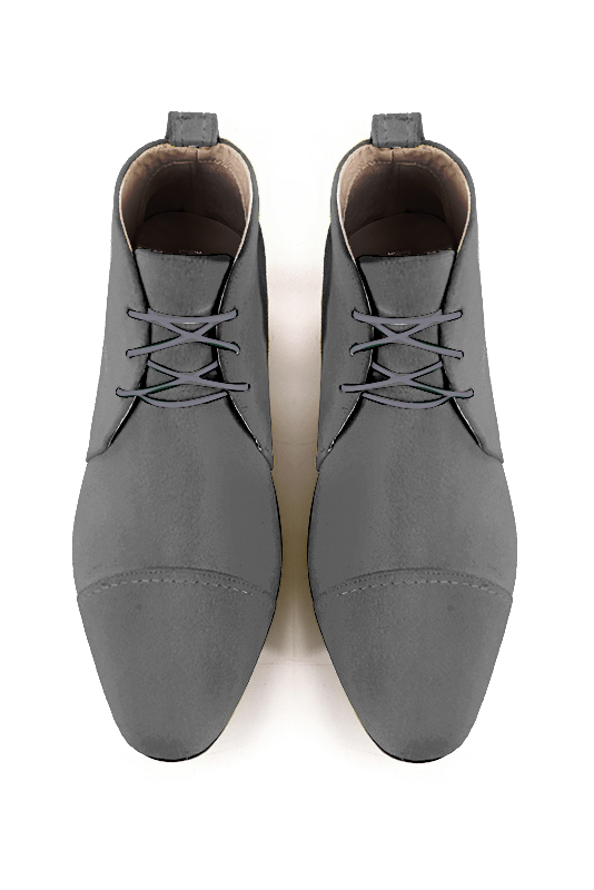 Boots femme : Bottines lacets à l'avant couleur gris tourterelle. Bout rond. Petit talon évasé. Vue du dessus - Florence KOOIJMAN