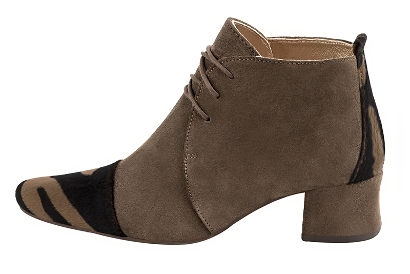 Bottines élégantes et raffinées avec des lacets à l'avant, coloris noir et marron chocolat. Bout rond. Mi-haut. Talon évasé. Personnalisation : Choix des cuirs, des couleurs et des talons. Cou-de-pied sur mesure. - Florence KOOIJMAN