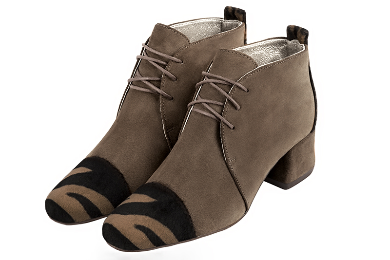 Bottines élégantes et raffinées avec des lacets à l'avant, coloris noir et marron chocolat. Bout rond. Mi-haut. Talon évasé. Personnalisation : Choix des cuirs, des couleurs et des talons. Cou-de-pied sur mesure. - Florence KOOIJMAN