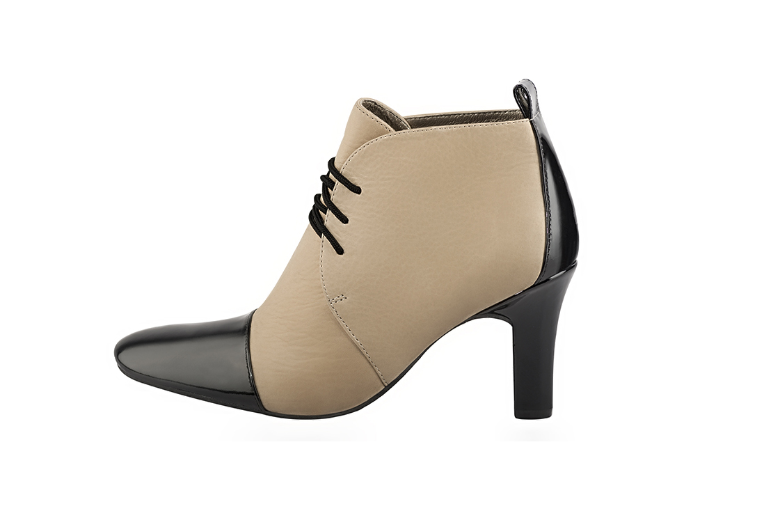 Bottines élégantes et raffinées avec des lacets à l'avant, coloris noir brillant et beige vanille. Bout rond. Haut. Talon trotteur. Personnalisation : Choix des cuirs, des couleurs et des talons. Cou-de-pied sur mesure. - Florence KOOIJMAN