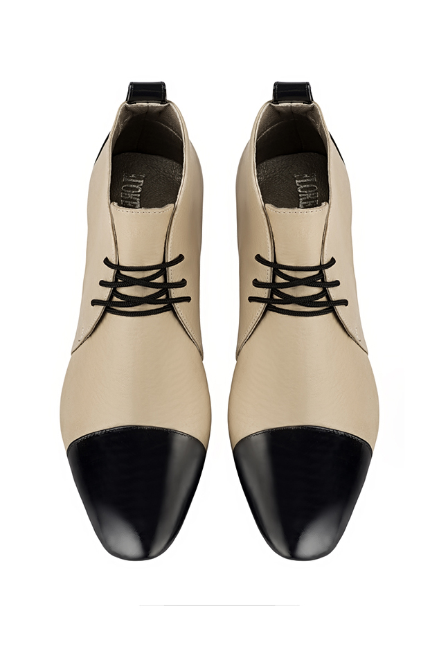 Bottines élégantes et raffinées avec des lacets à l'avant, coloris noir brillant et beige vanille. Bout rond. Haut. Talon trotteur. Personnalisation : Choix des cuirs, des couleurs et des talons. Cou-de-pied sur mesure. - Florence KOOIJMAN