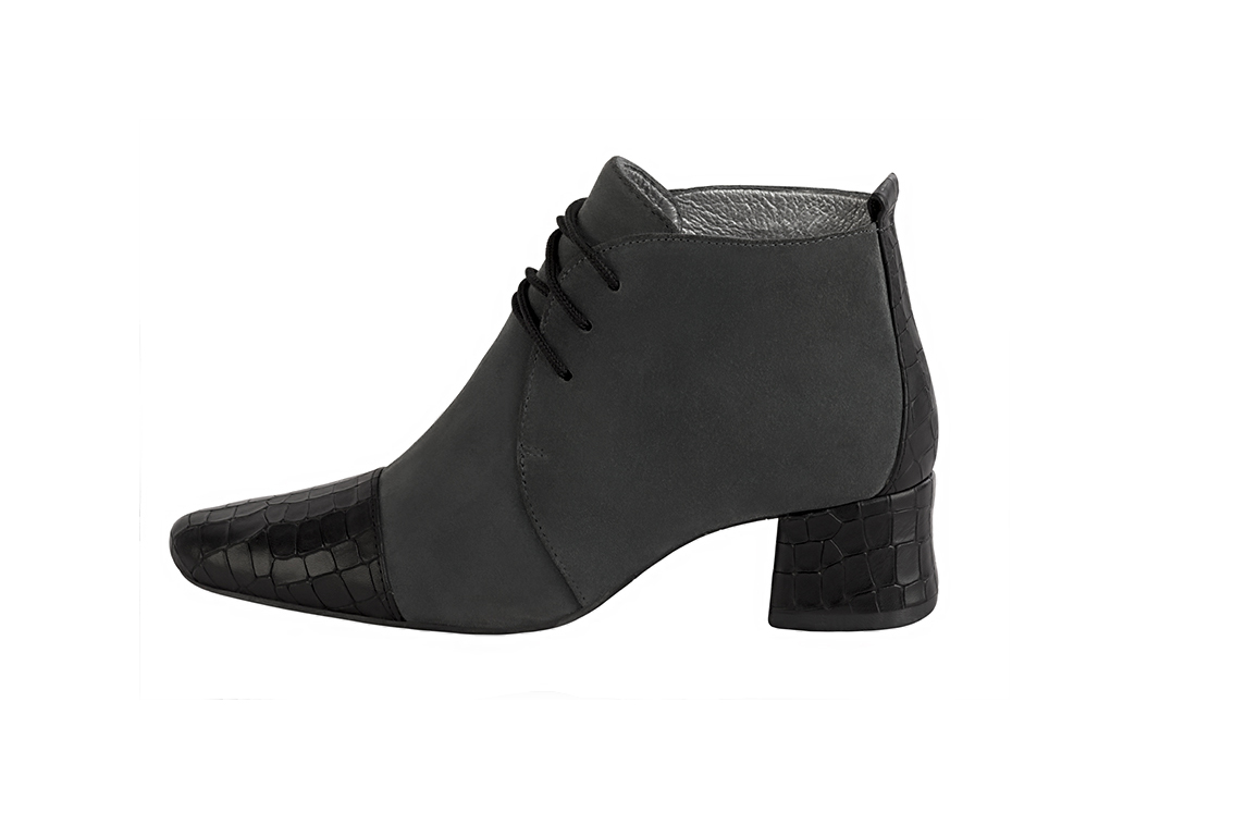 Bottines élégantes et raffinées avec des lacets à l'avant, coloris noir satiné et gris acier. Bout rond. Mi-haut. Talon évasé. Personnalisation : Choix des cuirs, des couleurs et des talons. Cou-de-pied sur mesure. - Florence KOOIJMAN