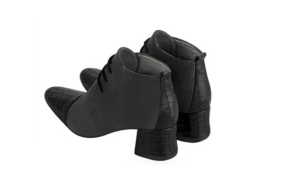 Bottines élégantes et raffinées avec des lacets à l'avant, coloris noir satiné et gris acier. Bout rond. Mi-haut. Talon évasé. Personnalisation : Choix des cuirs, des couleurs et des talons. Cou-de-pied sur mesure. - Florence KOOIJMAN