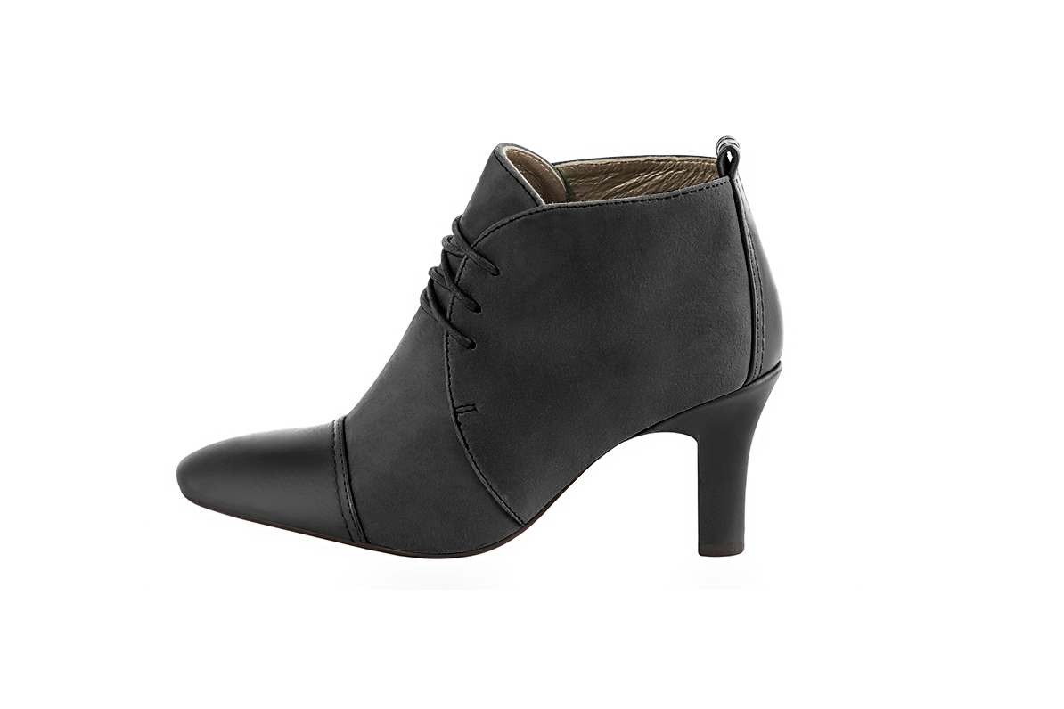 Bottines élégantes et raffinées avec des lacets à l'avant, coloris gris acier. Bout rond. Haut. Talon trotteur. Personnalisation : Choix des cuirs, des couleurs et des talons. Cou-de-pied sur mesure. - Florence KOOIJMAN