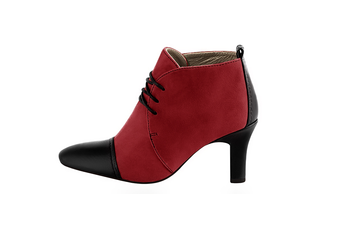 Bottines élégantes et raffinées avec des lacets à l'avant, coloris noir satiné et rouge carmin. Bout rond. Haut. Talon trotteur. Personnalisation : Choix des cuirs, des couleurs et des talons. Cou-de-pied sur mesure. - Florence KOOIJMAN