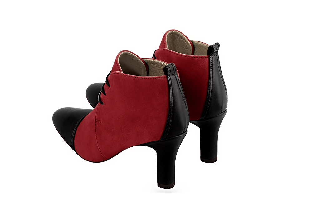 Bottines élégantes et raffinées avec des lacets à l'avant, coloris noir satiné et rouge carmin. Bout rond. Haut. Talon trotteur. Personnalisation : Choix des cuirs, des couleurs et des talons. Cou-de-pied sur mesure. - Florence KOOIJMAN