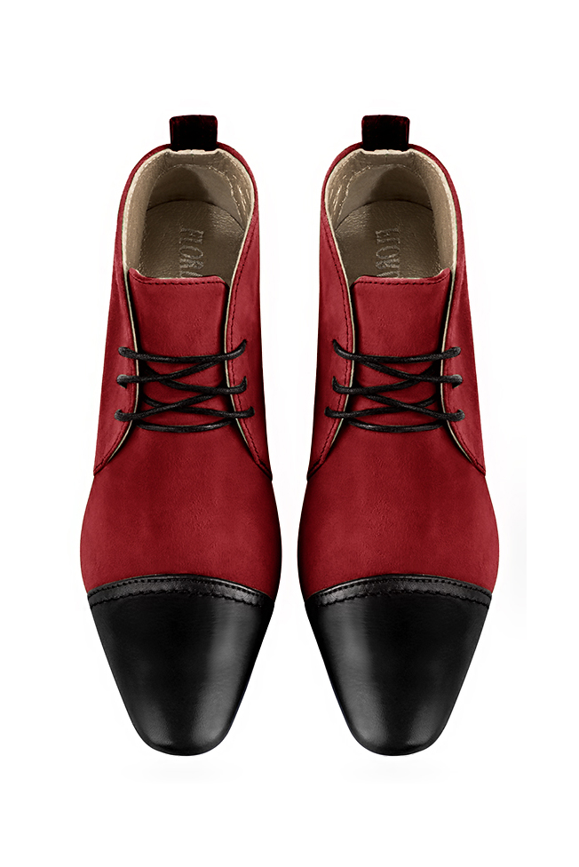 Bottines élégantes et raffinées avec des lacets à l'avant, coloris noir satiné et rouge carmin. Bout rond. Haut. Talon trotteur. Personnalisation : Choix des cuirs, des couleurs et des talons. Cou-de-pied sur mesure. - Florence KOOIJMAN