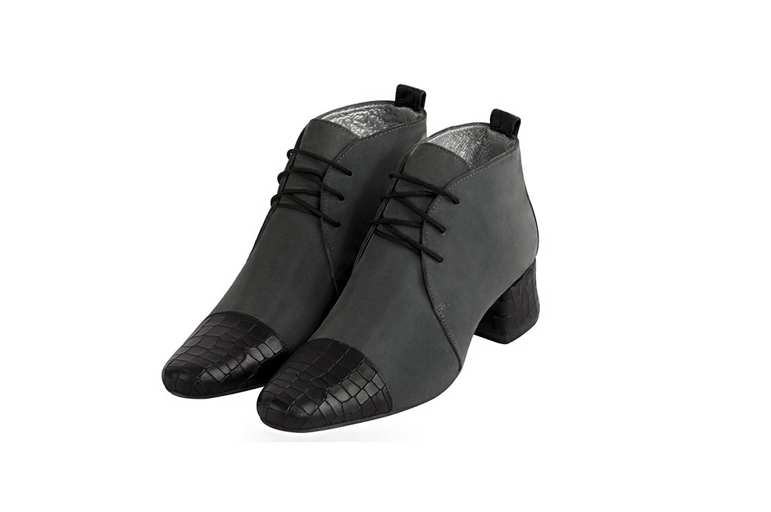 Bottines élégantes et raffinées avec des lacets à l'avant, coloris noir satiné et gris acier. Bout rond. Mi-haut. Talon évasé. Personnalisation : Choix des cuirs, des couleurs et des talons. Cou-de-pied sur mesure. - Florence KOOIJMAN