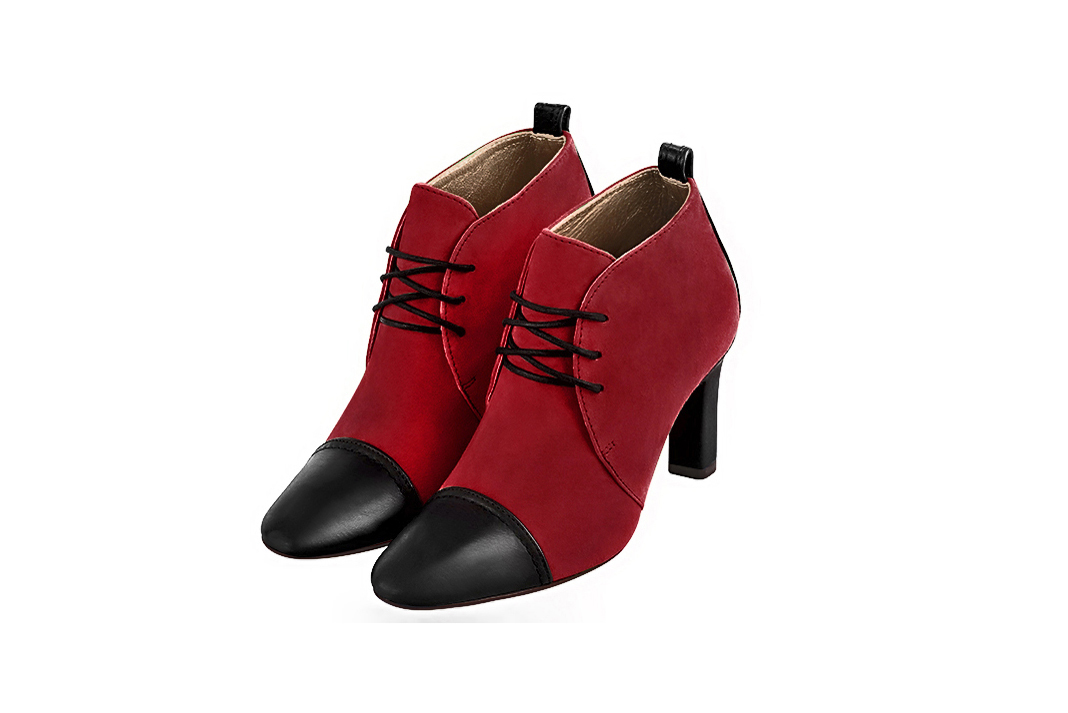 Bottines élégantes et raffinées avec des lacets à l'avant, coloris noir satiné et rouge carmin. Bout rond. Haut. Talon trotteur. Personnalisation : Choix des cuirs, des couleurs et des talons. Cou-de-pied sur mesure. - Florence KOOIJMAN