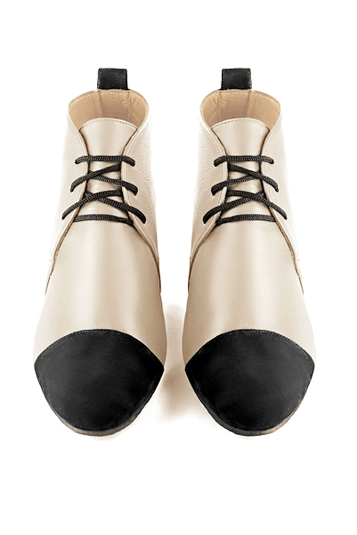 Boots femme : Bottines lacets à l'avant couleur blanc ivoire et noir mat. Bout rond. Talon mi-haut bottier. Vue du dessus - Florence KOOIJMAN