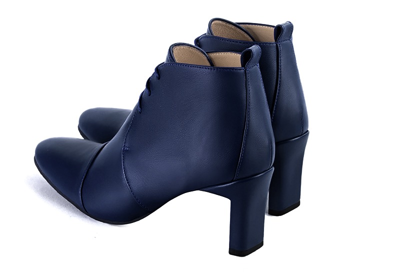 Boots femme : Bottines lacets à l'avant couleur bleu marine. Bout rond. Talon mi-haut virgule. Vue arrière - Florence KOOIJMAN