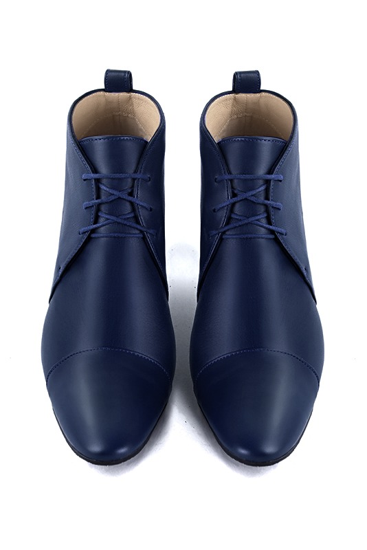 Boots femme : Bottines lacets à l'avant couleur bleu marine. Bout rond. Talon mi-haut virgule. Vue du dessus - Florence KOOIJMAN