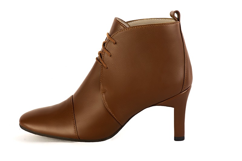 Boots femme : Bottines lacets à l'avant couleur marron caramel. Bout rond. Talon mi-haut virgule. Vue de profil - Florence KOOIJMAN