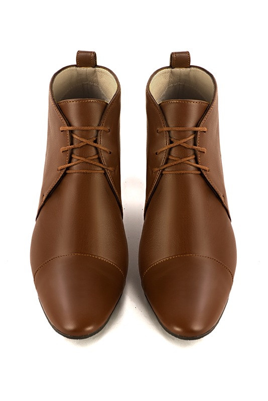 Boots femme : Bottines lacets à l'avant couleur marron caramel. Bout rond. Talon mi-haut virgule. Vue du dessus - Florence KOOIJMAN