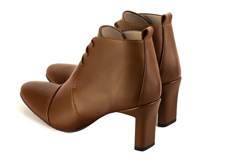 Boots femme : Bottines lacets à l'avant couleur marron caramel. Bout rond. Talon mi-haut virgule. Vue arrière - Florence KOOIJMAN