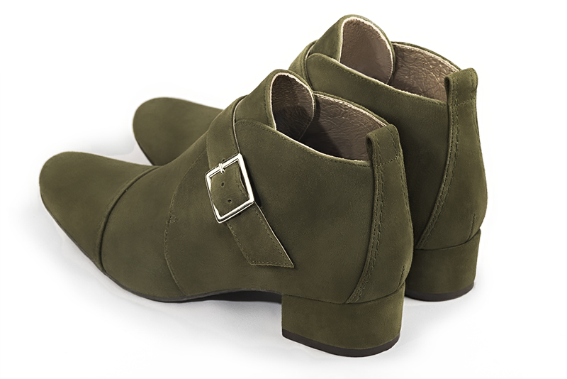 Bottines élégantes et raffinées avec des boucles à l'avant, coloris vert kaki. Bout rond. Mi-haut. Talon bottier. Personnalisation : Choix des cuirs, des couleurs et des talons. Cou-de-pied sur mesure. - Florence KOOIJMAN