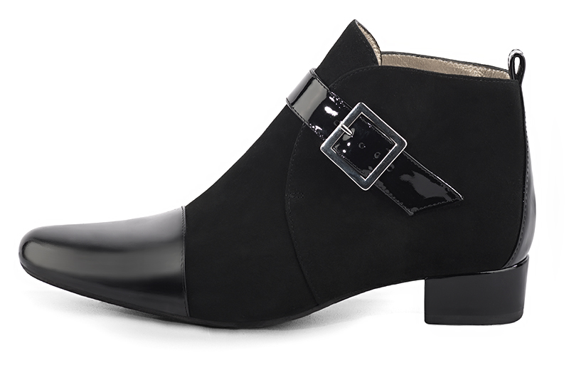 Bottines élégantes et raffinées avec des boucles à l'avant, coloris noir brillant. Bout rond. Mi-haut. Talon bottier. Personnalisation : Choix des cuirs, des couleurs et des talons. Cou-de-pied sur mesure. - Florence KOOIJMAN