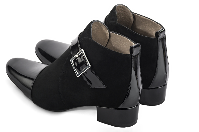 Bottines élégantes et raffinées avec des boucles à l'avant, coloris noir brillant. Bout rond. Mi-haut. Talon bottier. Personnalisation : Choix des cuirs, des couleurs et des talons. Cou-de-pied sur mesure. - Florence KOOIJMAN