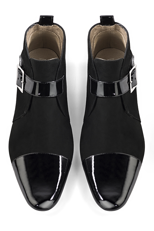 Bottines élégantes et raffinées avec des boucles à l'avant, coloris noir brillant. Bout rond. Mi-haut. Talon bottier. Personnalisation : Choix des cuirs, des couleurs et des talons. Cou-de-pied sur mesure. - Florence KOOIJMAN