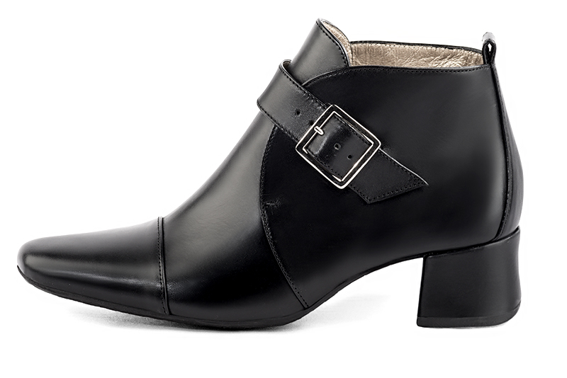 Bottines élégantes et raffinées avec des boucles à l'avant, coloris noir satiné. Bout rond. Mi-haut. Talon évasé. Personnalisation : Choix des cuirs, des couleurs et des talons. Cou-de-pied sur mesure. - Florence KOOIJMAN